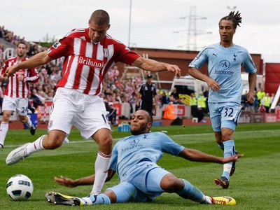 Jon Walters v súboji s dvojicou hráčov Tottenhamu