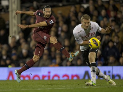 Brede Hangeland pred strieľajúcim Jonasom Gutierrezom