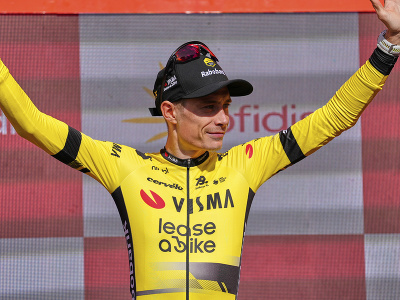 Jonas Vingegaard oslavuje na