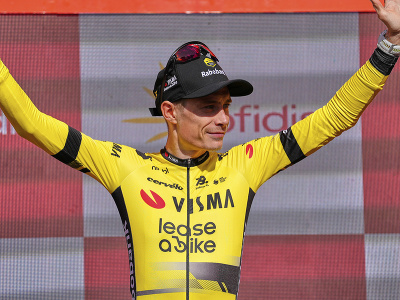 Jonas Vingegaard oslavuje na