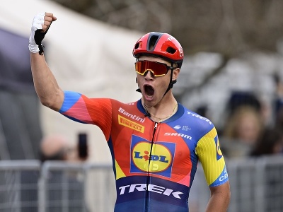 Jonathan Milan oslavuje triumf