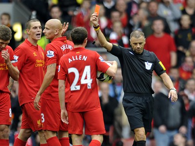 Jonjo Shelvey dostáva od