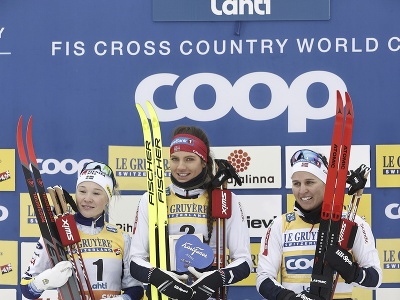 Víťazná nórska bežkyňa na lyžiach  Kristine Stavaas Skistadová (uprostred) oslavuje na pódiu s druhou Švédkou Jonnou Sundlingovou (vľavo) a treťou Nórkou Tiril Udnes Wengovou (vpravo) po pretekoch v šprinte klasicky na podujatí Svetového pohára v behu na lyžiach vo fínskom Lahti