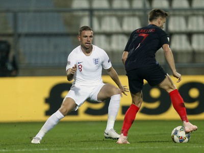 Na snímke hráč Anglicka Jordan Henderson (vľavo) a hráč Chorvátska Ivan Rakitič