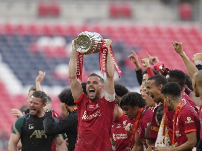 Kapitán Liverpoolu Jordan Henderson dvíha nad hlavu trofej po triumfe vo finálovom zápase Pohára FA medzi Chelsea Londýn a FC Liverpool