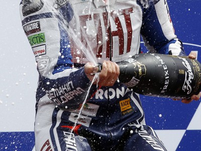 Jorge Lorenzo a víťazný postrek šampanským