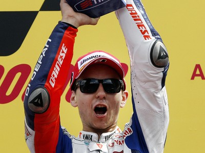 Jorge Lorenzo a sa teší z víťazstva