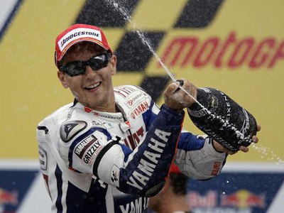 Jorge Lorenzo oslavuje triumf