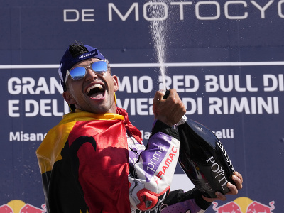 Jorge Martin a jeho víťazné oslavy na pódiu po triumfe na VC San Marína