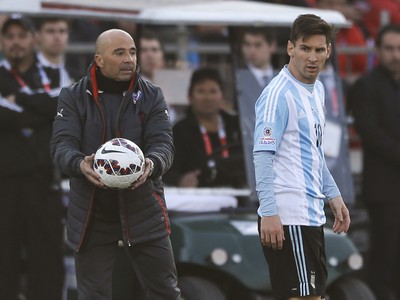 Tréner Argentíny Jorge Sampaoli a Lionel Messi
