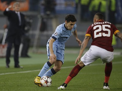 José Holebas a Jesús Navas v súboji o loptu