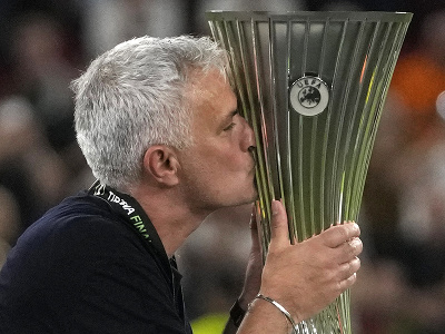 José Mourinho s trofejou pre víťazov Európskej konferenčnej ligy