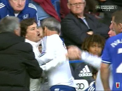 José Mourinho sa snaží upokojiť svojho asistenta Ruia Fariu 