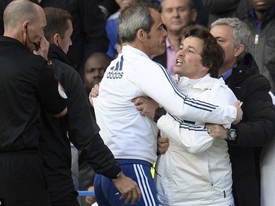José Mourinho sa snaží upokojiť svojho rozzúreného asistenta Ruia Fariu