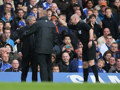 Počas posledného zápasu trénera FC Chelsea Josého Mourinha rozhodca vyhodil na tribúnu.