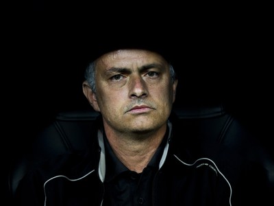 José Mourinho sedí na lavičke Chelsea od leta