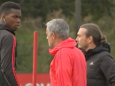 Paul Pogba a José Mourinho na tréningu Manchestru United