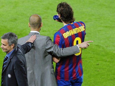 Mourinho poklepkáva Guardilu po pleci, 28.4.2010