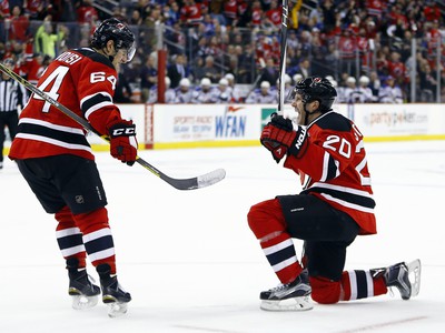 Center Joseph Blandisi (vľavo)