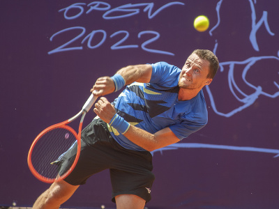 Na snímke slovenský tenista Jozef Kovalík sa teší po víťazstve nad Rusom Jevgenijom Donskojom v 1. kole dvojhry na antukovom challengeri Kooperativa Bratislava Open 7. júna 2022 v Bratislave.