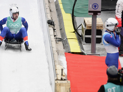 Slovenskí sánkari Jozef Ninis a Katarína Šimoňáková počas súťaže štafiet v stredisku Jen-čching na ZOH 2022 v Pekingu