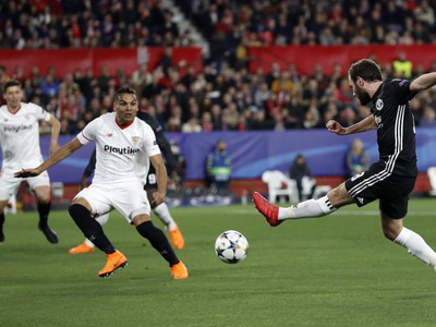 Hráč Manchesteru United Juan Mata (vpravo) v zápase proti tímu FC Sevilla