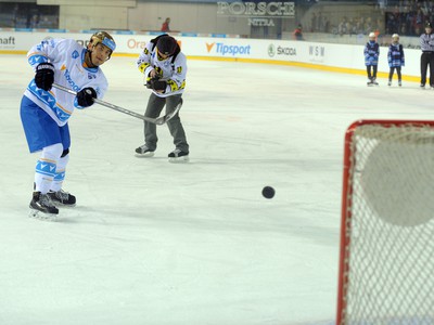 Judd Blackwater z tímu Tipsport (vľavo) v súťaži v strele na bránu počas hokejového All Stars víkendu Tipsport ligy v Nitre
