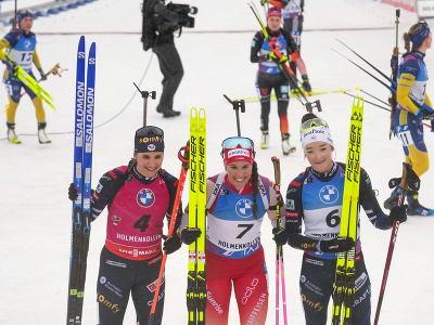 Po pretekoch: Lena Häckiová-Grossová v strede, Francúzka Julia Simonová vľavo a napravo Francúzka Lou Jeanmonnotová