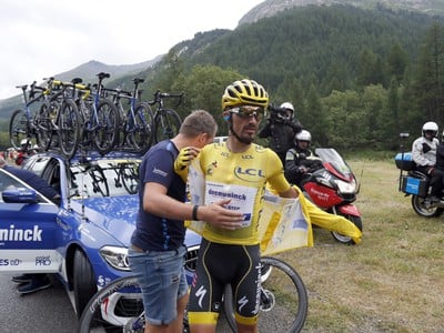 Francúzsky cyklista Julian Alaphilippe si vyzlieka žltý dres vedúceho pretekára