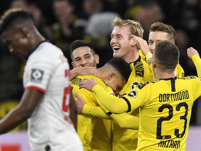 Hráč Dortmundu Julian Brandt oslavuje druhý gól