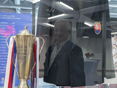 Na snímke člen Siene slávy a bývalý tréner slovenskej hokejovej reprezentácie Július Šupler si pozerá trofej a sako z kvalifikácie v Sheffielde z roku 1993, ktorú slovenskí hokejisti vyhrali a postúpili na olympíjské hry do Lillehammeru v roku 1994