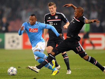 Juna Camilo Zuniga proti hráčom Bayernu