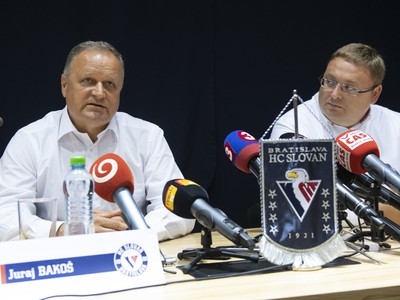Vpravo výkonný viceprezident a člen predstavenstva klubu HC Slovan Bratislava Juraj Široký ml. a vľavo generálny manažér Juraj Bakoš