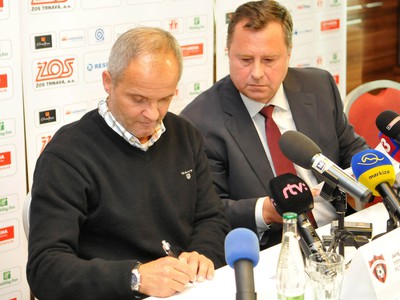 Juraj Jarábek a generálny manažér Jozef Valovič pri podpise zmluvy
