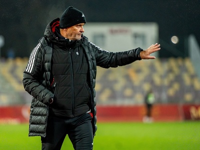 Na snímke tréner MFK
