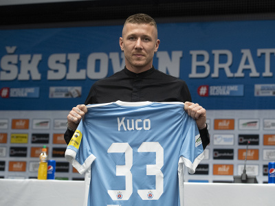 Slovenský futbalista Juraj Kucka podpísal vo štvrtok dvojročnú zmluvu so Slovanom Bratislava