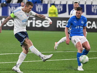 Na snímke vľavo hráč Juraj Kucka (Slovan) strieľa gól na 1:1 