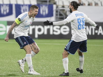 Na snímke strelec gólu Juraj Kucka (vľavo) zo Slovana a spoluhráč Kyriakos Savvidis sa radujú z gólu