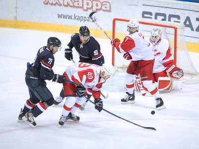 Zľava: Juraj Mikúš a Tomáš Hrnka (hore) z HC Slovan Bratislava