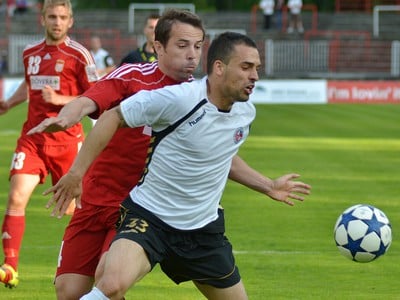 Piroska si kryje loptu