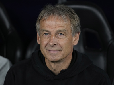 Nemecký tréner juhokórejského mužstva Jürgen Klinsmann pred zápasom