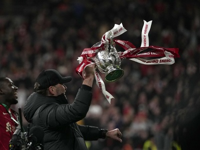 Nemecký tréner Liverpoolu Jürgen Klopp oslavuje s pohárovou trofejou