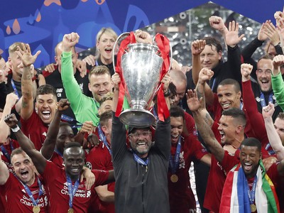 Tréner Liverpoolu Jürgen Klopp zdvíha trofej po vťazstve vo finálovom zápase Ligy majstrov