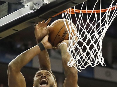 Na snímke v popredí hráč 76ers Justin Anderson dáva kôš v zápase basketbalovej NBA Philadelphia