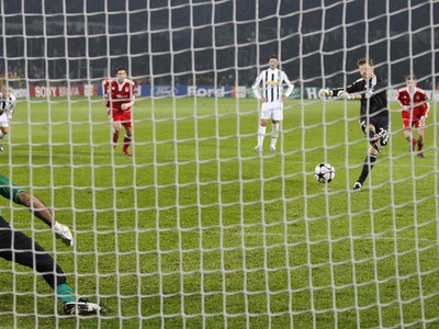 Gianluigi Buffon prekonaný Hans-Jorgom Buttom