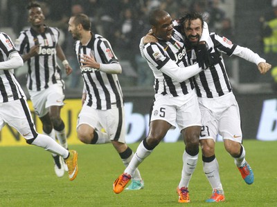 Andrea Pirlo (vpravo) so spoluhráčmi oslavuje svoj nádherný gól, ktorý zachránil Juventusu trojbodový zisk