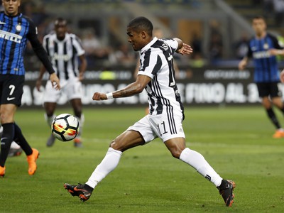Douglas Costa strieľa vedúci gól Juventusu