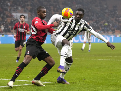 Moise Kean (Juventus) a Pierre Kalulu (AC Miláno) v súboji o loptu