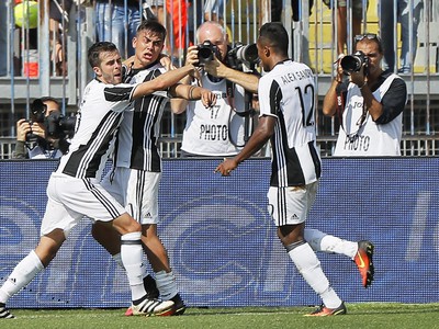 Paulo Dybala (v strede), Miralem Pjanič a Alex Sandro oslavujú gól Juventusu
