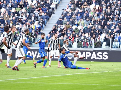 Alex Sandro strieľa vedúci gól Juventusu